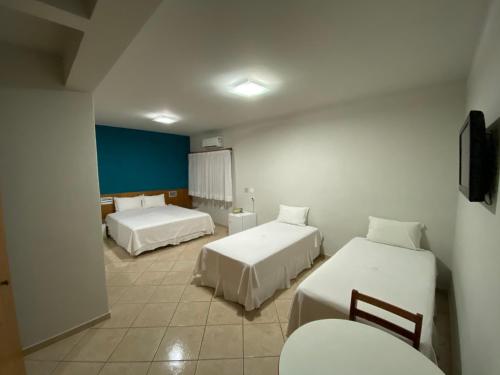 1 queen bed, 2 twin beds
