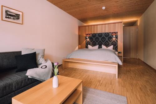 1 king bed, 1 bunk bed, 1 sofa bed