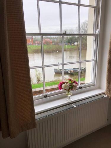 Beautiful riverfront cosy one bedroom apartment - Apartment - Upton upon Severn