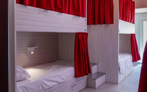 Chambre partagée, mixte, sans vue, vue intérieure, vue sur la cour, balcon, 7 personnes