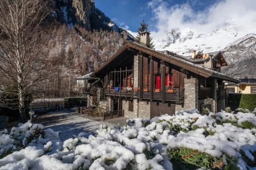  Spacious chalet low-cost for a group holiday in Courmayeur