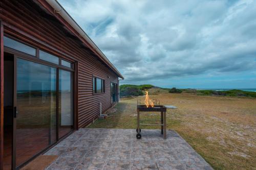 Tampilan eksterior, The Log House in Pantai Pearly