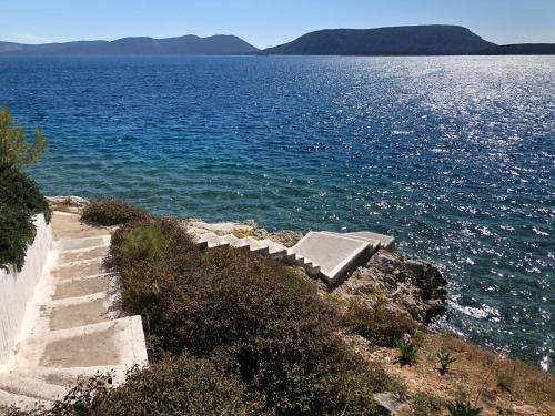Tuvākā izklaides vieta, VILLA 21 in Akti Idras (Argolis)