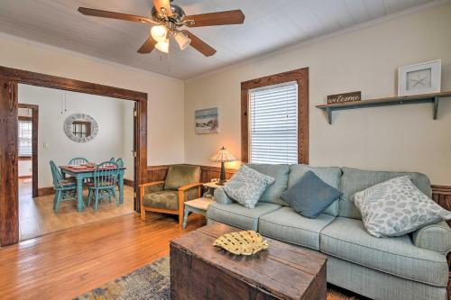 Galveston ‘Blue Bungalow’ - Walk to Beach! in Galveston, USA