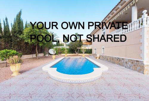  5 Star with your own POOL not shared SKY TV Netflix Air Con 50Mb WiFi, Unterkunft in Alicante