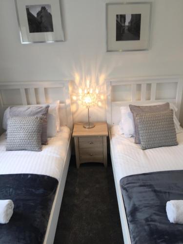 Arma Short Stays 122 - Spacious 3 Bed Oxford House Sleeps 5 - Free Private Parking And Garden - image 2