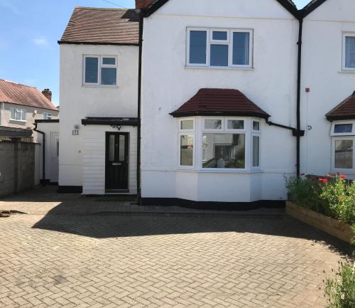 Arma Short Stays 122 - Spacious 3 Bed Oxford House Sleeps 5 - Free Private Parking And Garden - image 3