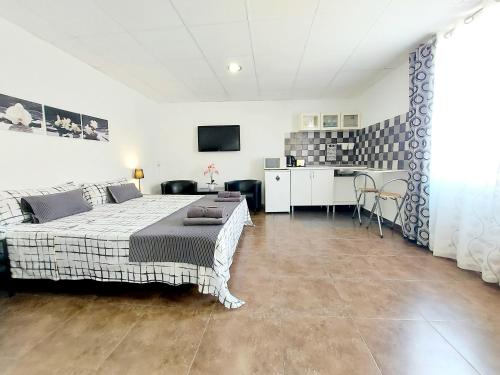 Gloria Host House