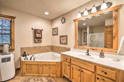 Branson West Gem Less Than 3 Mi to Silver Dollar City!