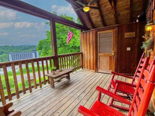 Cozy Studio Log Cabin in the heart of Pigeon Forge. Hot Tub. Honeymoon! Sleeps 2