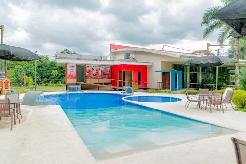 Peldbaseins, Hotel Los Rios in Guacimo