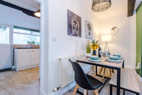 Stunning 1-bed house in Chester by 53 Degrees Property, Ideal for Couples & Business, Amazing Locati
