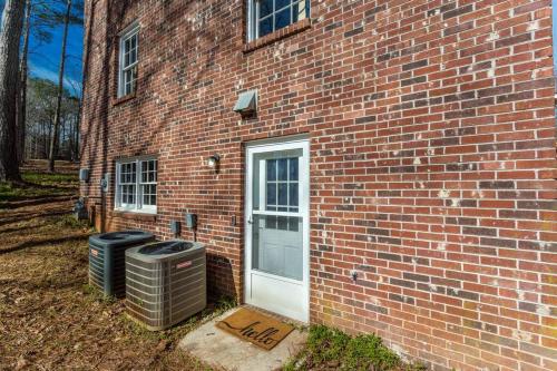 Lakefront Guest Suite-Kitchen-2beds-TV-FreeParking