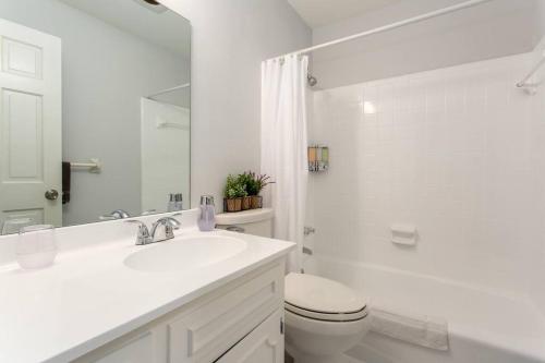 Lakefront Home-2car Garage-TVs-Luxury Master Suite