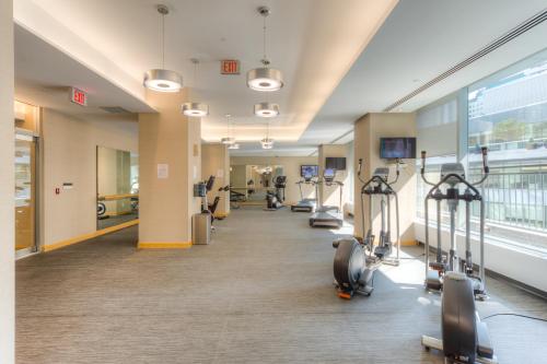 Luxury 3 bed 2 bath condo by Scotiabank Arena