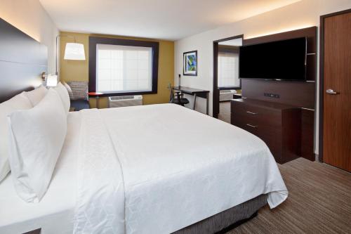 Holiday Inn Express & Suites Oakland - Airport, an IHG Hotel