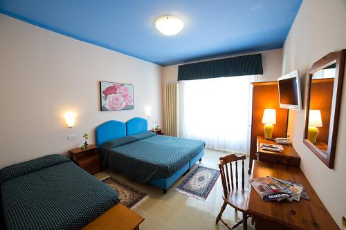 1 queen bed, 1 twin bed