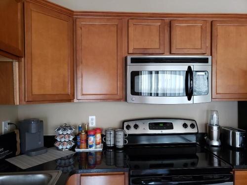 Cozy Tri-level Townhouse - 3 min from Outdoor Mall at Partridge Creek in Waldenburg, USA