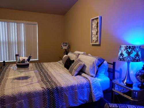 Cozy Tri-level Townhouse - 3 min from Outdoor Mall at Partridge Creek in Waldenburg, USA
