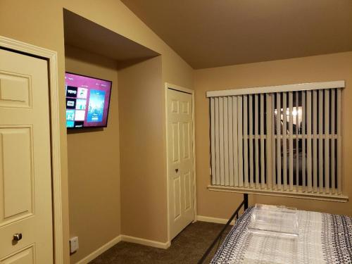 Cozy Tri-level Townhouse - 3 min from Outdoor Mall at Partridge Creek