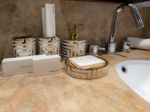 Luxury 2BR Burj Khalifa Fountain View with Pool, Gym, and Near Dubai Mall, Dubaï (photo 5)