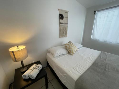 Beach Casa - Sleeps 8, Comfy Queen Beds & Views