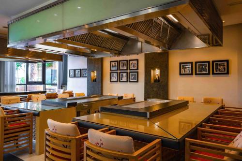 Restaurant, Amwaj Rotana Jumeirah Beach in Dubai