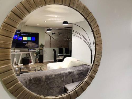Quiet Guildford 3BR for 7 - Gigabit WiFi - Samsung 75 4K HDTV