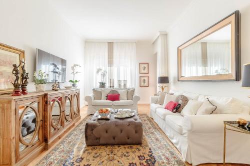 Graziella LUXURY APARTMENT 2 bedrooms Terrace and Private Parking downtown Lucca
