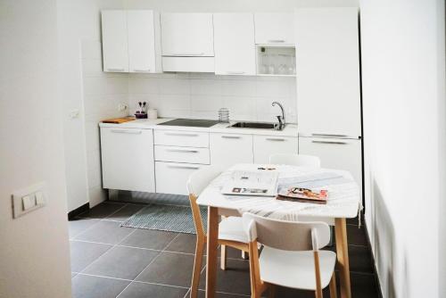 Superior One-Bedroom Apartment with Balconette image 8