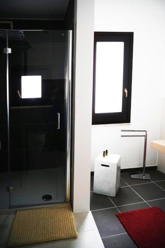Superior One-Bedroom Apartment with Balconette image 6