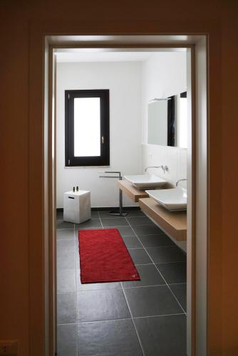 Superior One-Bedroom Apartment with Balconette image 5