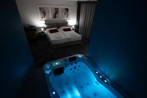 King Room with Spa Bath