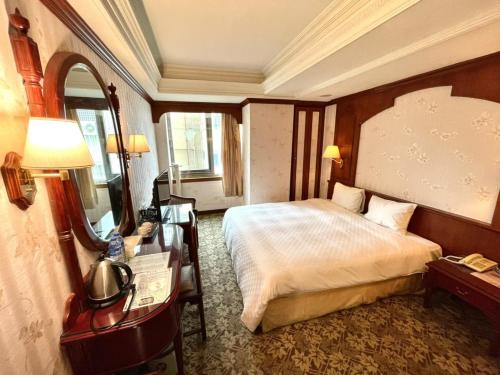 Standard Double Room image 9