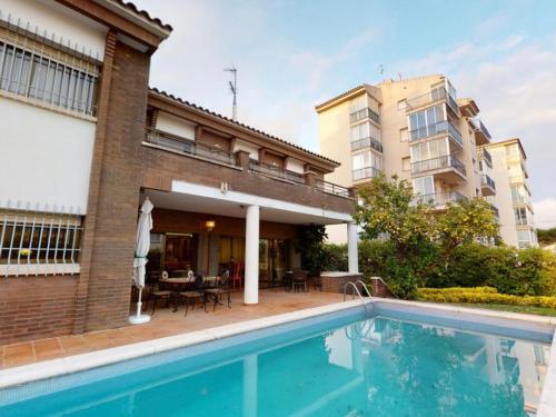 Villa con Piscina y Garaje Privado en Roses