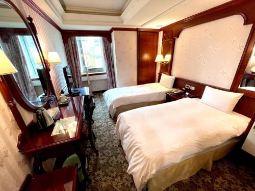 Standard Twin Room image 8