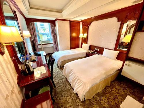 Standard Twin Room image 10