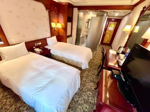Standard Twin Room image 6