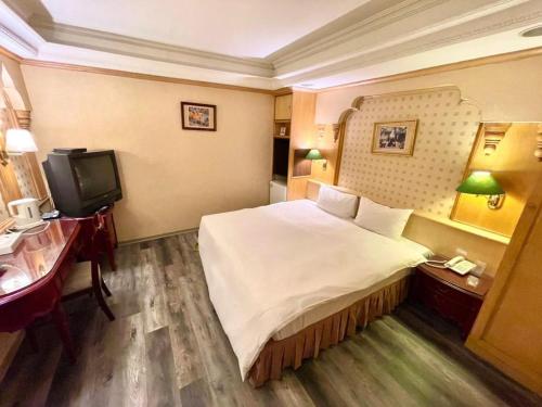 Economy Double Room (No Window) image 3