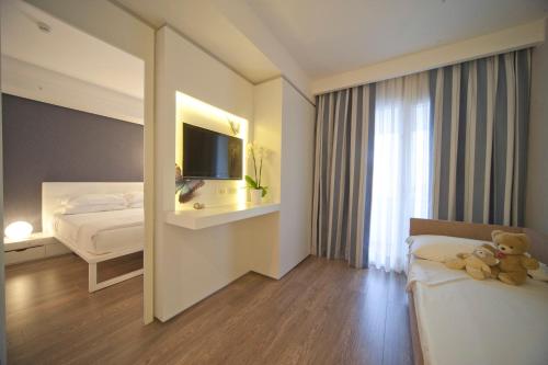1 queen bed, 2 sofa beds