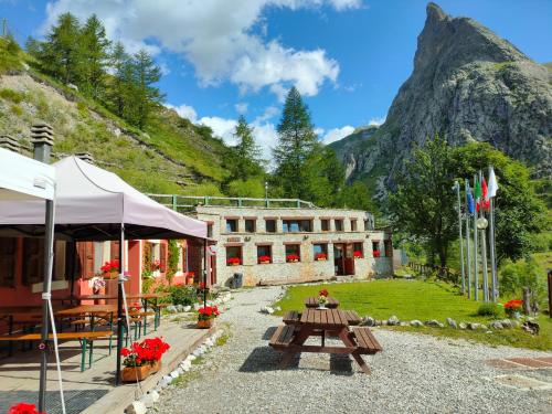 . RIFUGIO CAMPO BASE