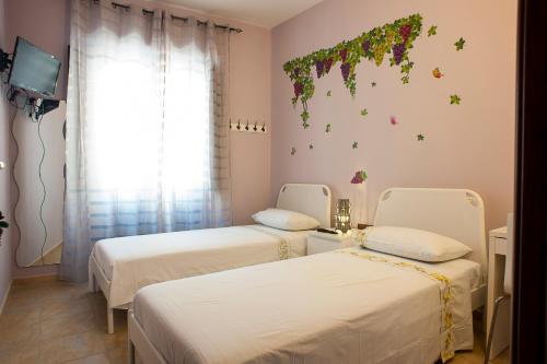 1 king bed, 2 twin beds