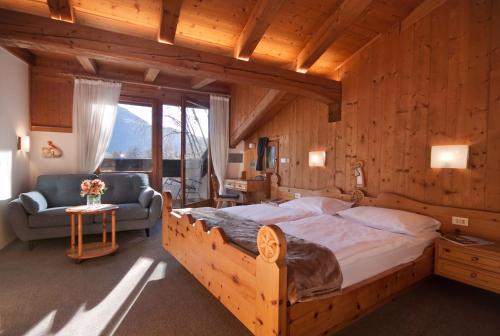 1 king bed, 1 sofa bed