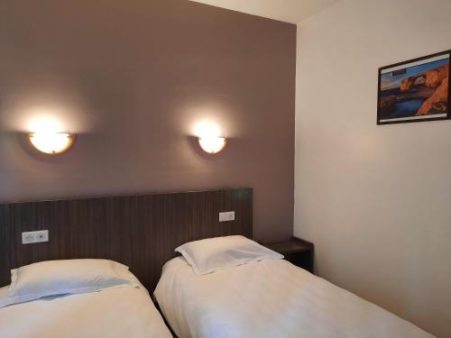 2 twin beds