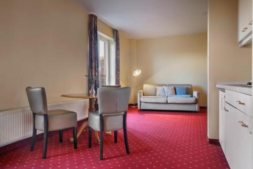 2 queen beds, 2 sofa beds