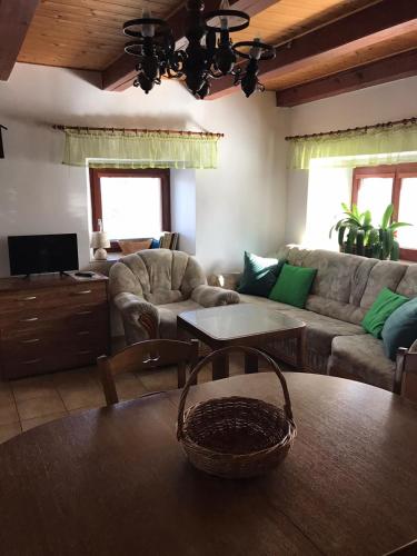 1 queen bed, 2 twin beds, 4 sofa beds
