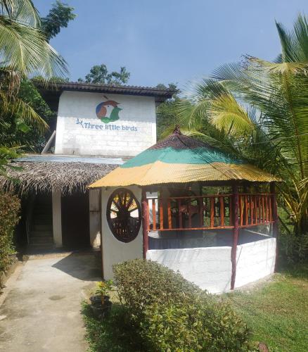外部景觀, Three Little Birds in 坦加勒