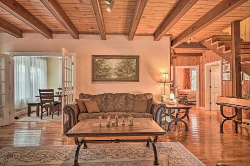 Tranquil Smoky Mountain Cabin with Porch and Fire Pit in Newport, USA