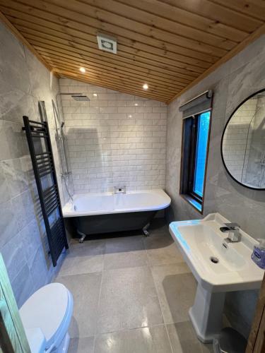 Owlet Lodge at Owlet Hideaway - with Hot Tub, Near York