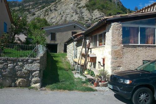 Joli Maison, 6 places , feu de bois, poêle, voûtes, calme. gîte à louer Chattuse Haute